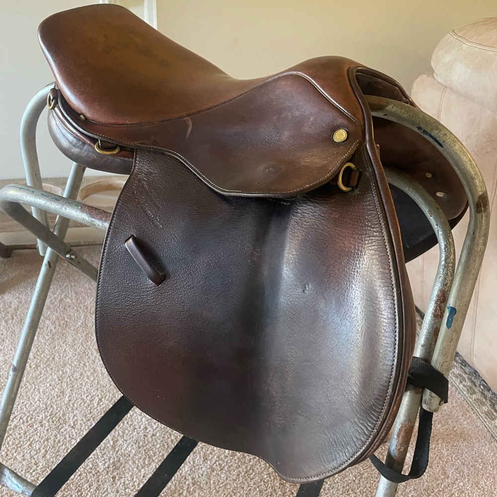 English Saddle close contact